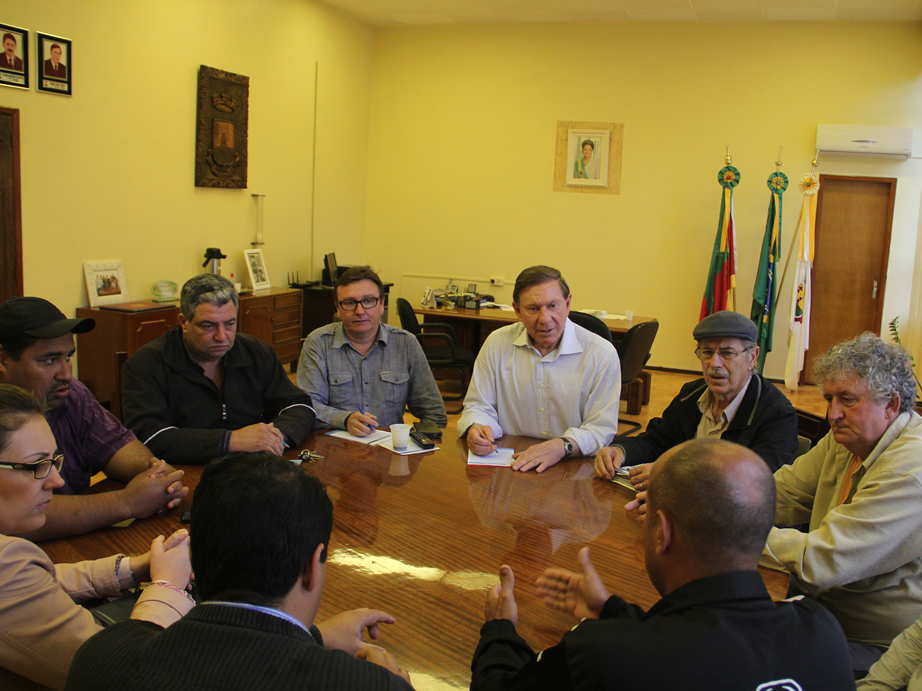 EXECUTIVO REÚNE SECRETÁRIOS PARA DISCUTIR A SITUAÇÃO DO MUNICÍPIO